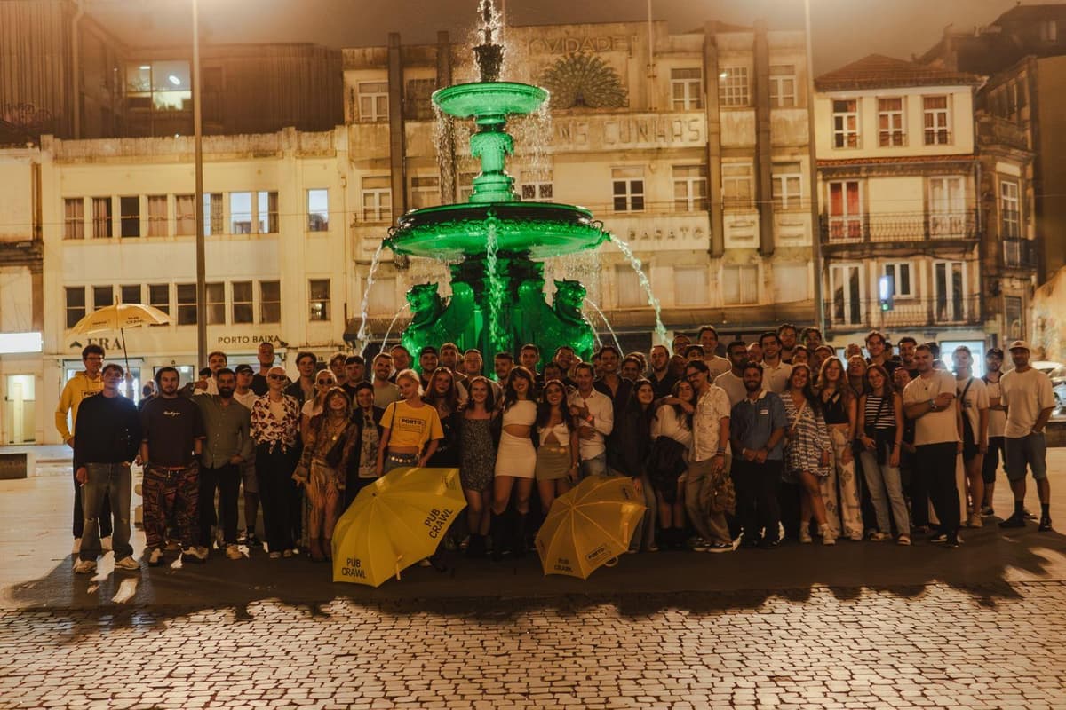 Porto: Pub Crawl 4 Bars, 8 Drinks, Games & VIP Club Entry