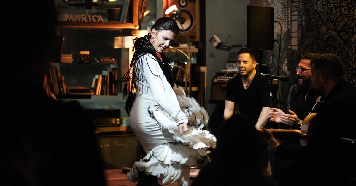 Barcelona: cena con espectáculo flamenco, auténtico cante y baile