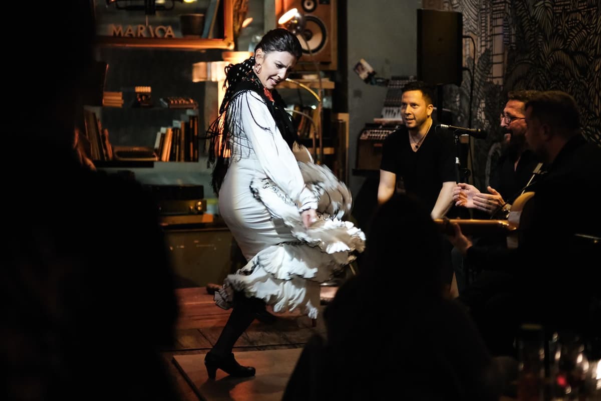 Barcelona: Dinner with Flamenco Show, Authentic Singing, and Dancing