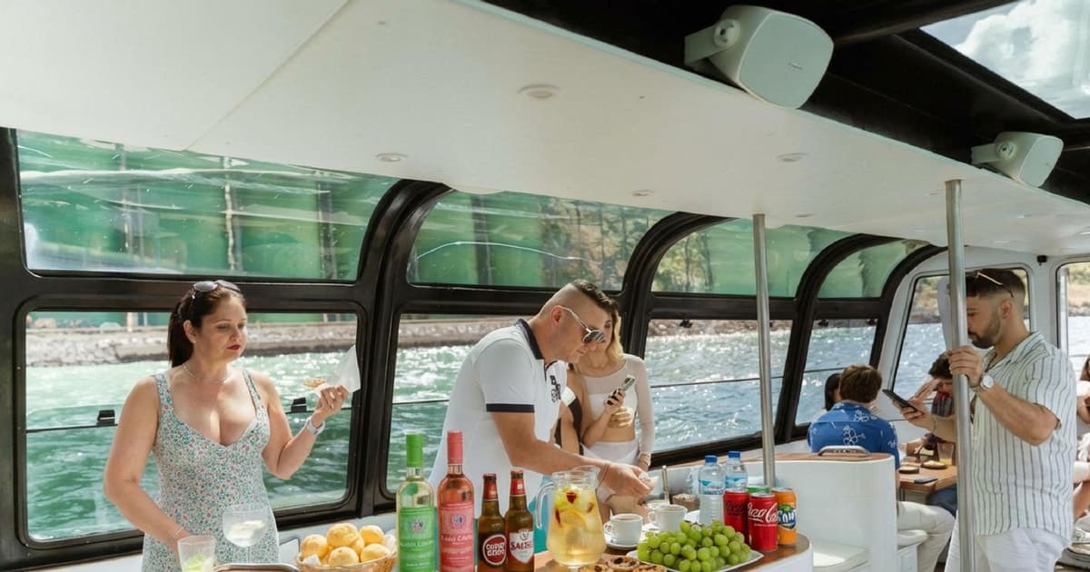 Lisbon: Premium Sangria & Pizza Cruise with Open Bar