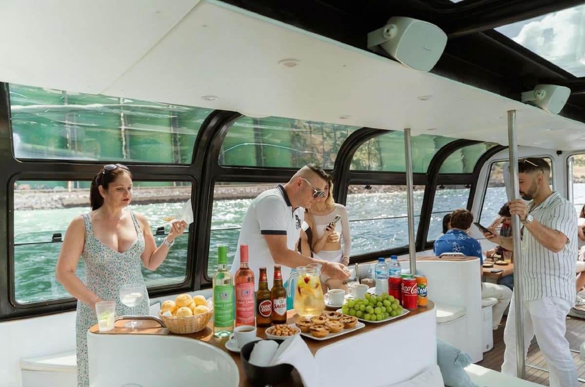 Lisbon Premium Cruise with Sangria, Pizza & Music