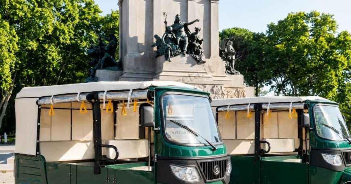 Rome: Private Tuk-Tuk City Tour with Food and Wine