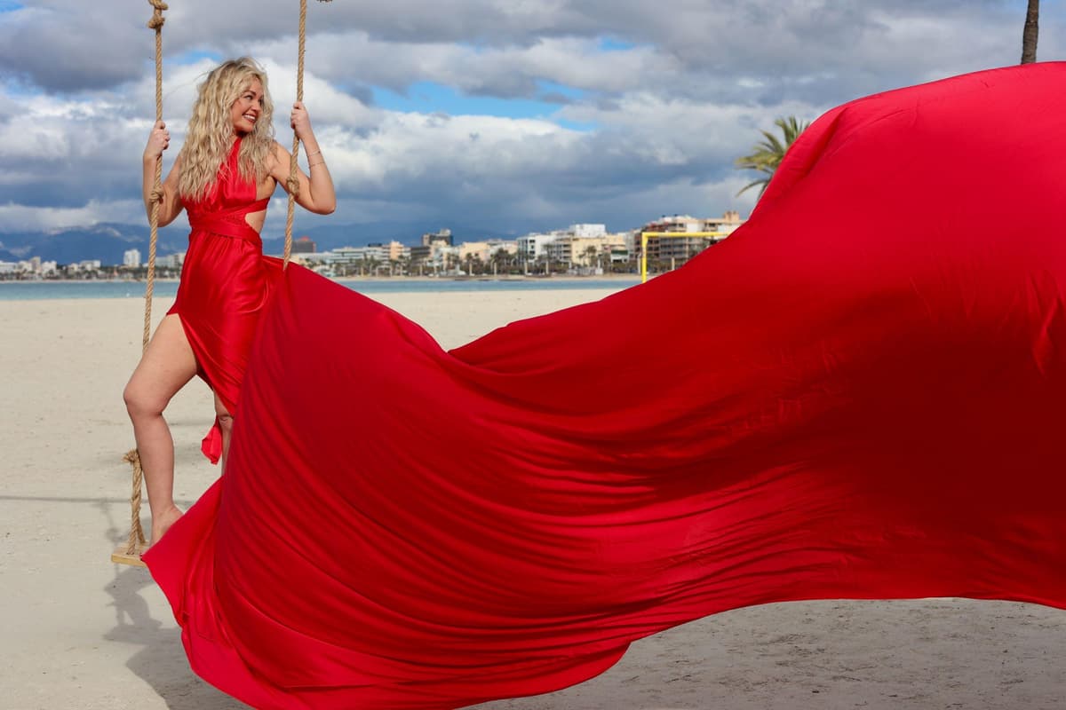 Sesión fotográfica Flying Dress en Mallorca: fotos elegantes junto al mar, la catedral