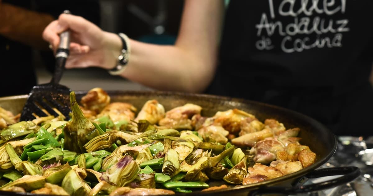 Seville: Paella & Tapas Cooking Class + Triana Market Tour