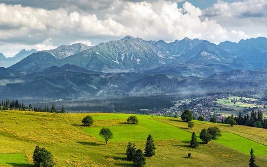 Explora Zakopane por tu cuenta con una visita adicional a la montaña Gubalowka, las piscinas termales o el salto de esquí.