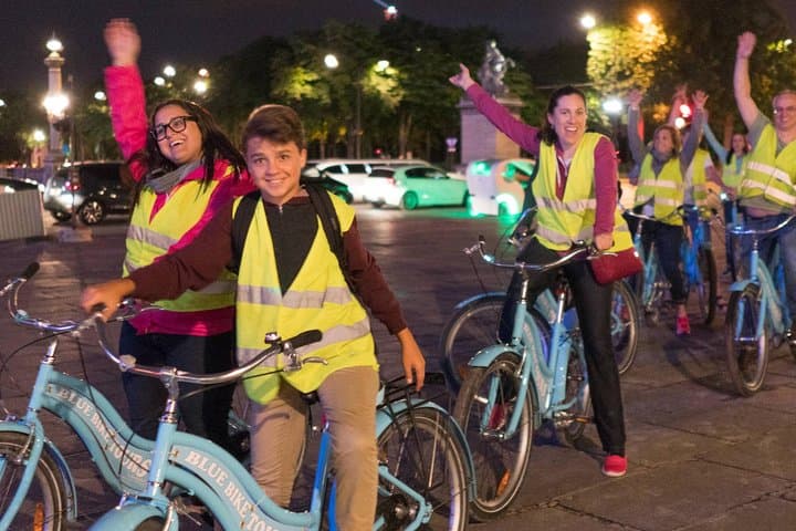 Tour nocturno en bicicleta por París con crucero de 1 hora por el río Sena