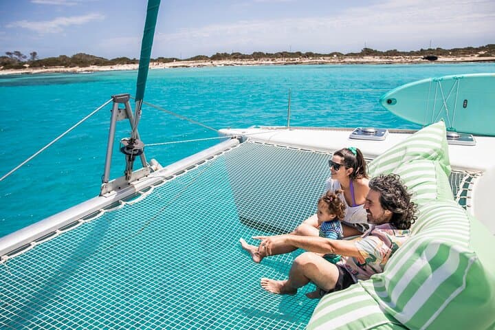 Excursión en catamarán para grupos pequeños a Formentera e Ibiza
