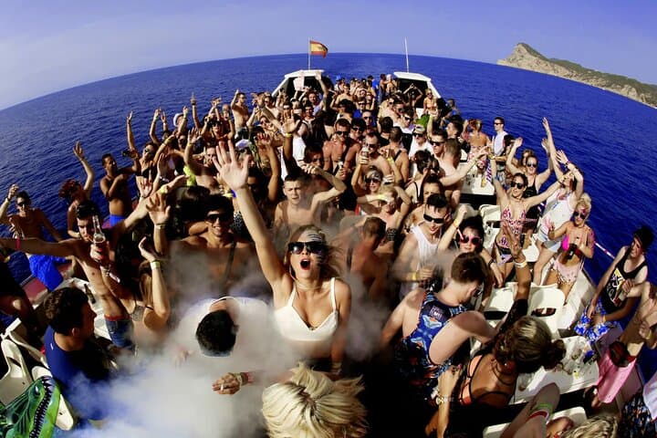 Fiesta en barco al atardecer en Ibiza con barra libre de 3 horas más 3 entradas al club