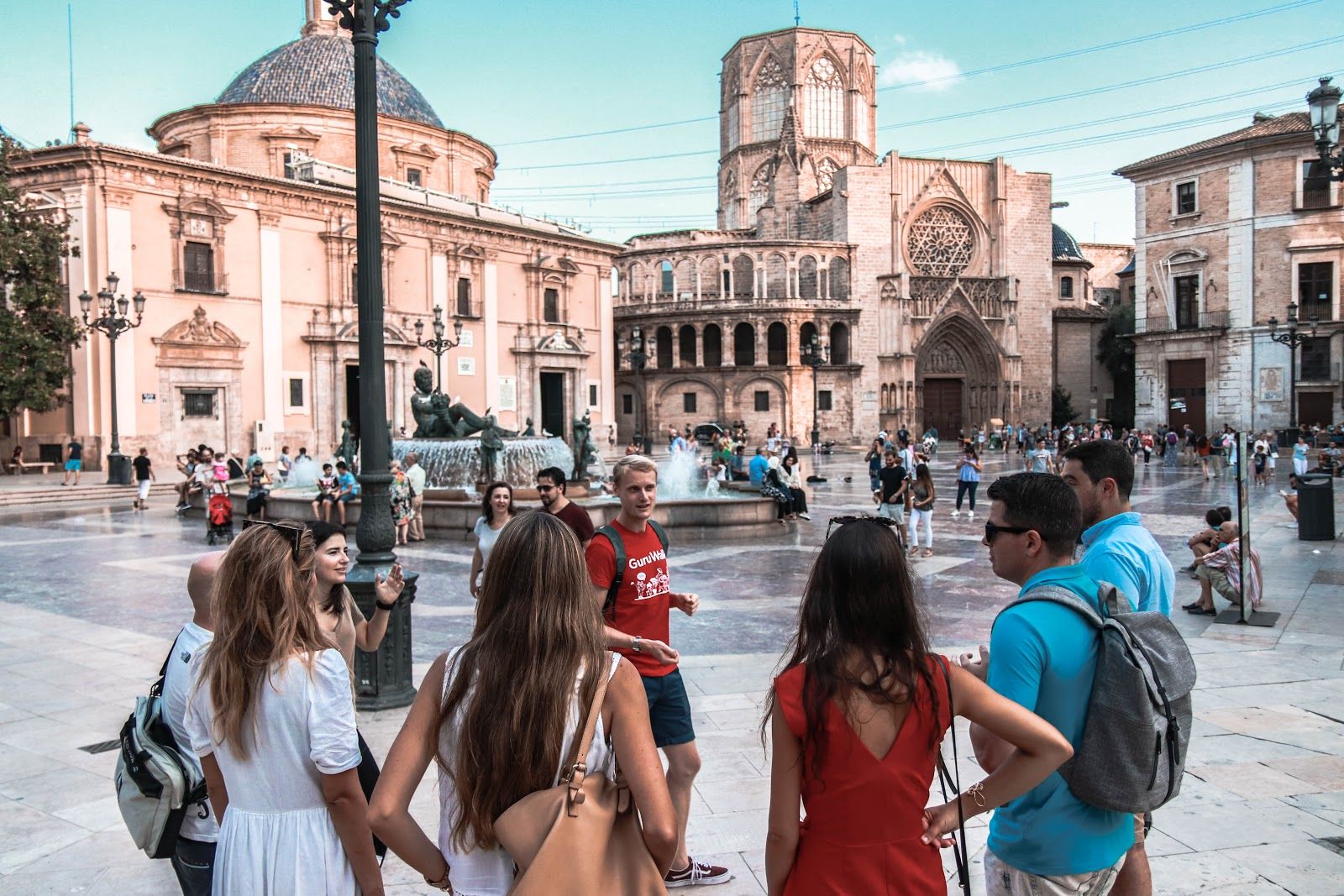Foto con filtro de un guía explicando en una plaza en Valencia