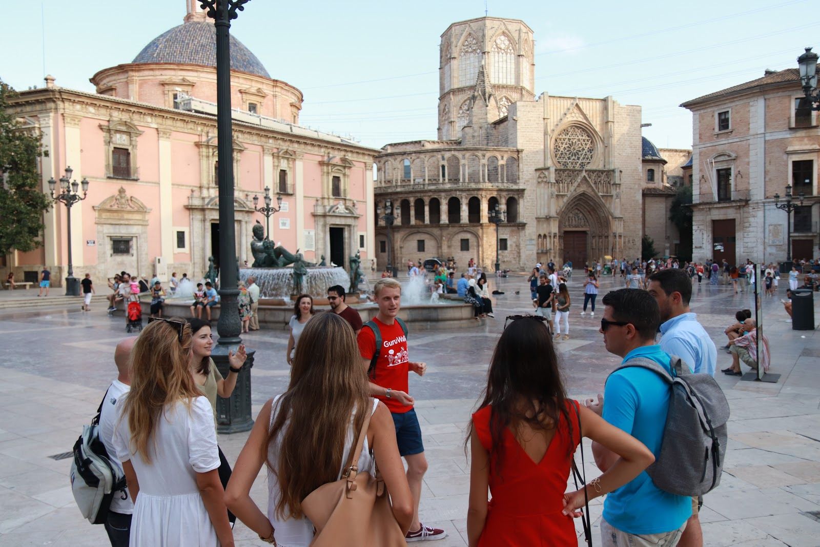 Un guía explicando en una plaza de Valencia durante un guruwalk