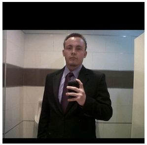 Profile picture taken as a bad selfie in a bathroom for the plaform GuruWalk. 