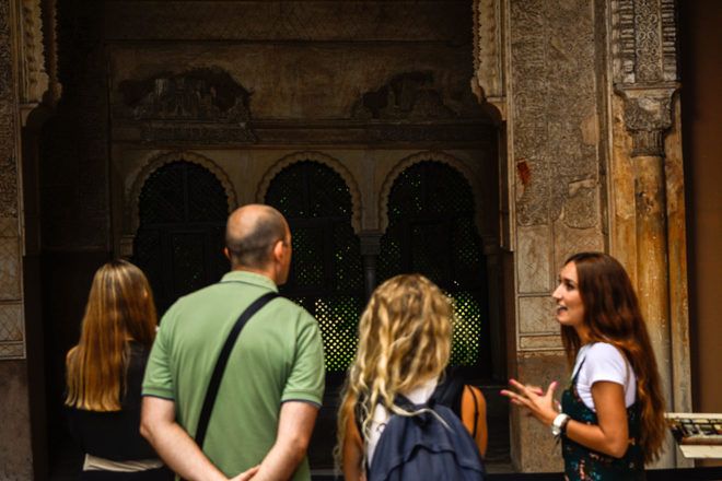 Guía de free tour de GuruWalk hablando a un grupo de viajeros durante un parada en Andalucía.