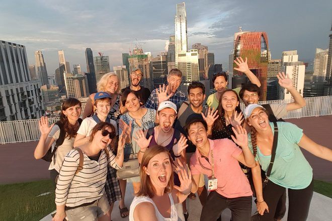 Guía de free tour tomando un selfie con su grupo de viajeros en Asia.